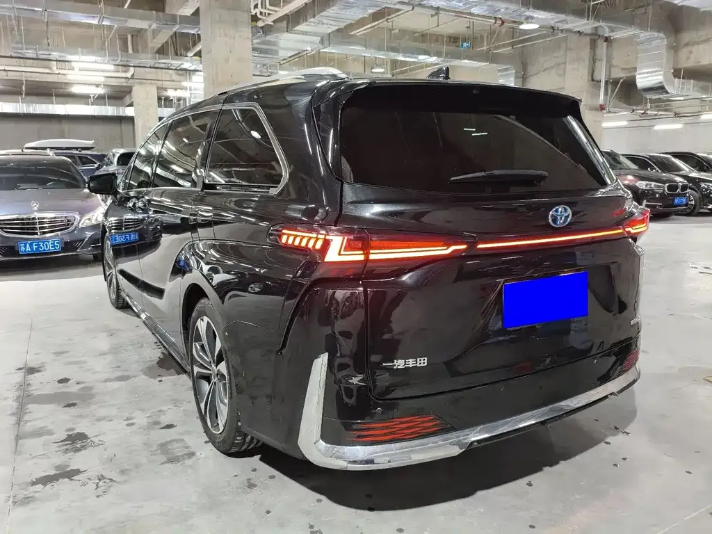 Toyota Granvia — фото 8