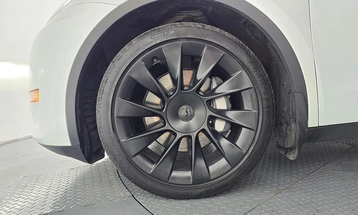 Tesla Model Y — фото 9