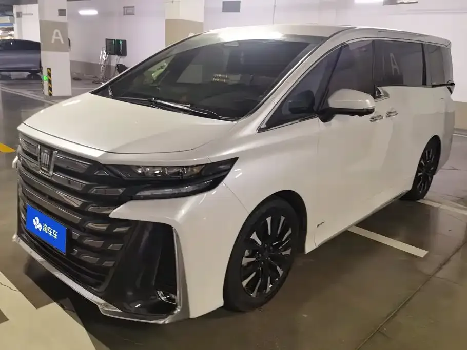 Toyota Alphard — фото 1