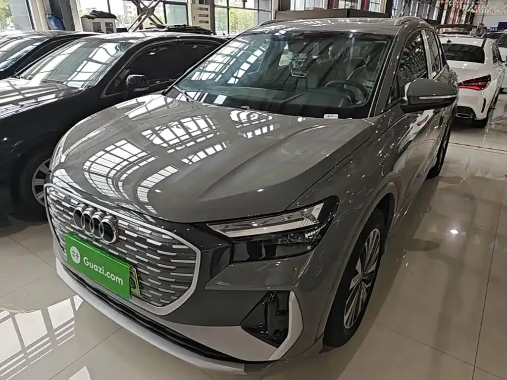 Audi Q4 e-tron — фото 1
