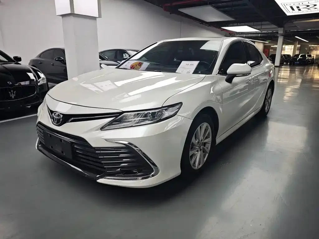 Toyota Camry — фото 1