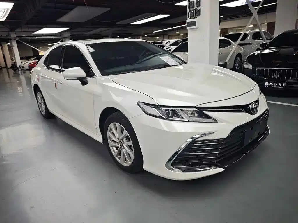 Toyota Camry — фото 2