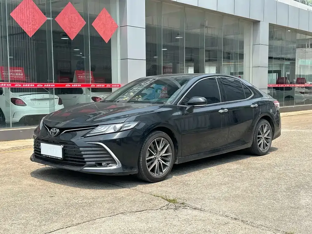 Toyota Camry — фото 1