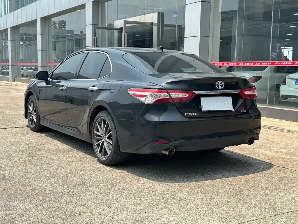 Toyota Camry — фото 8