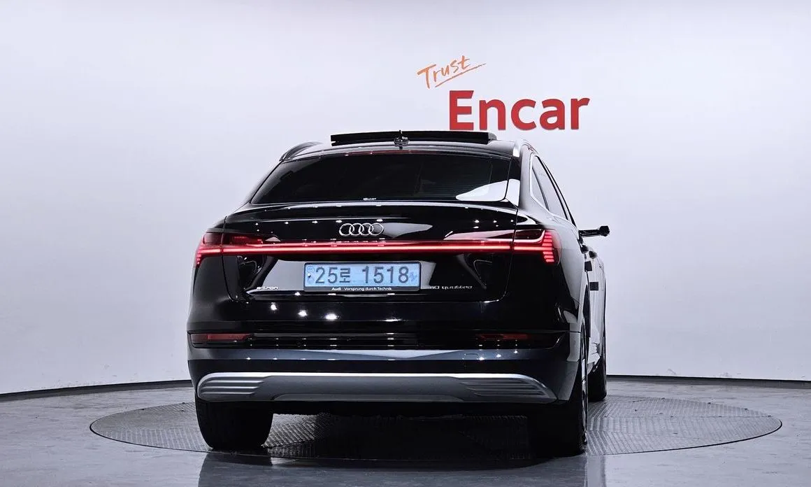 Audi e-tron — фото 4