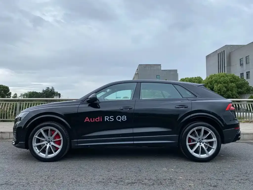 Audi RS Q8 — фото 3