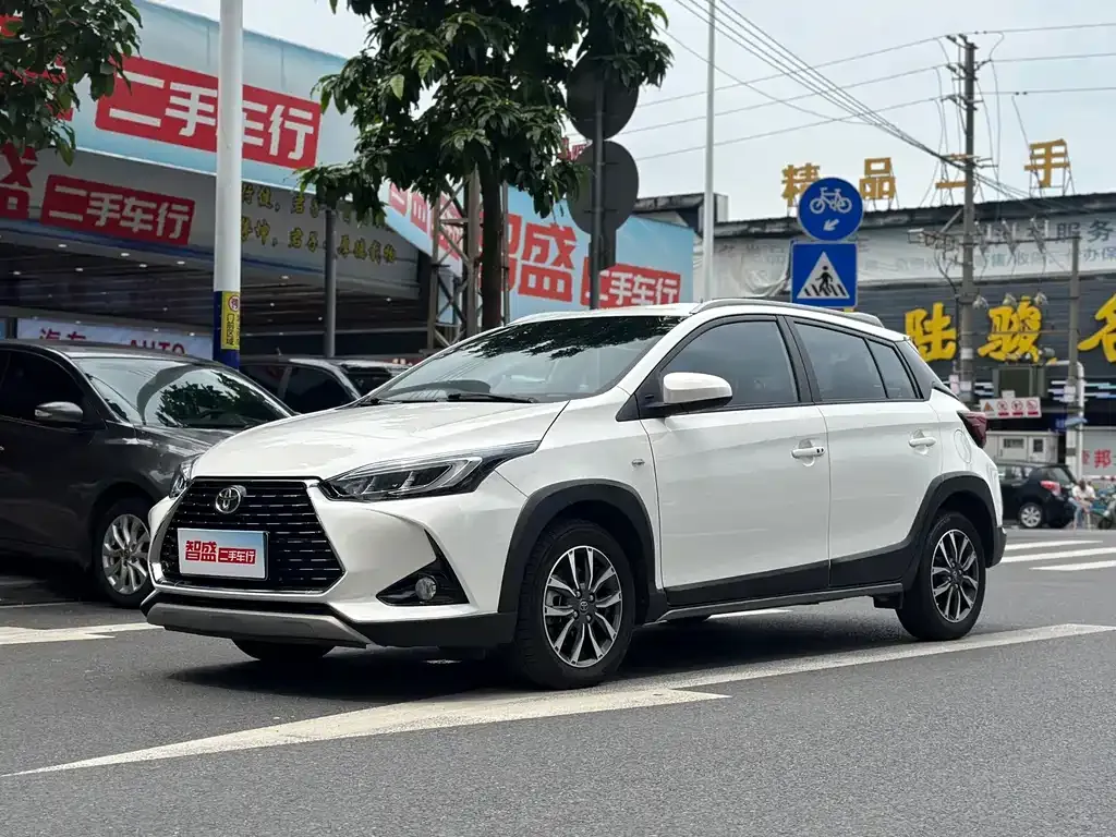 Toyota Yaris L — фото 1