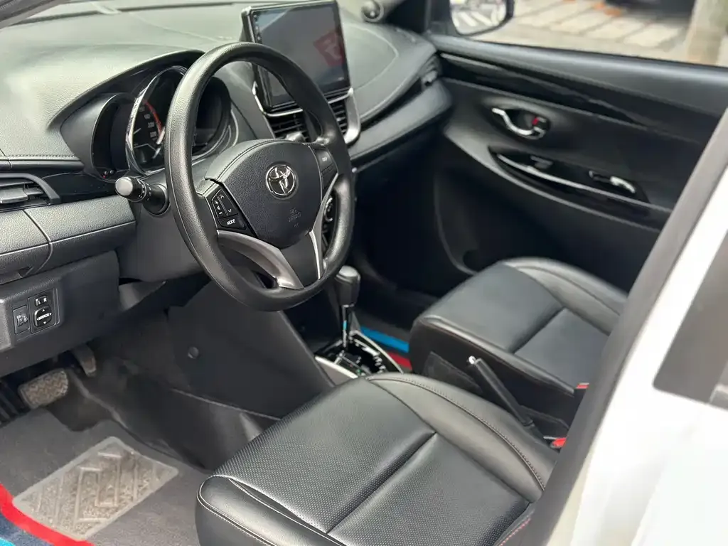 Toyota Yaris L — фото 3