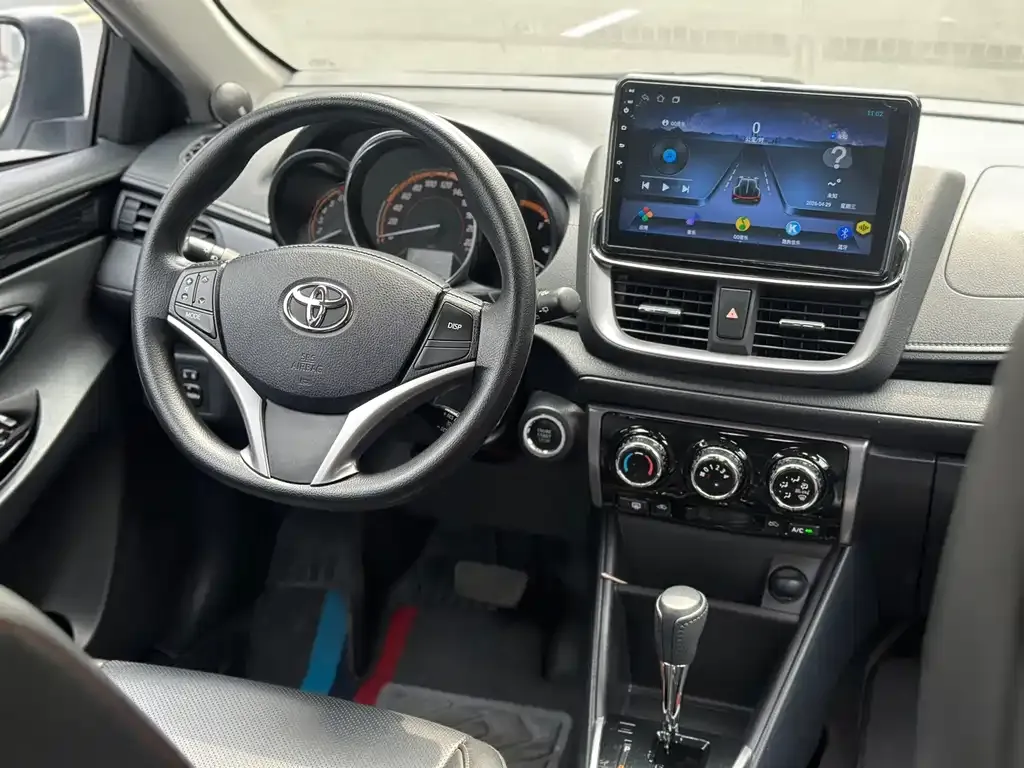 Toyota Yaris L — фото 2
