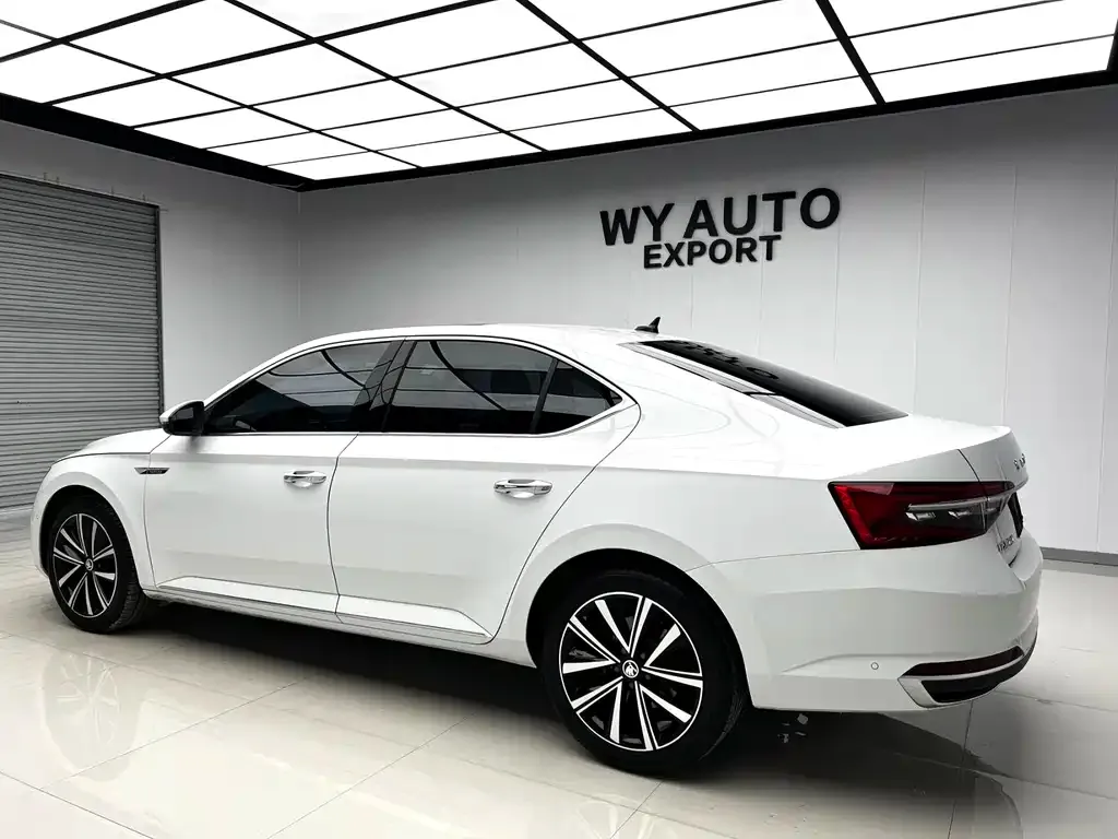 Skoda Superb — фото 8