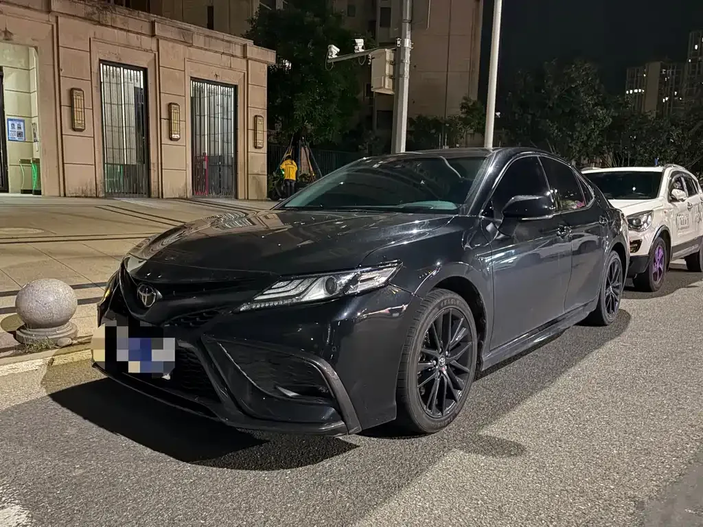 Toyota Camry — фото 1