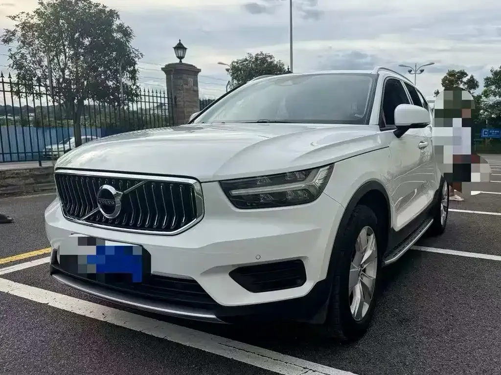 Volvo XC40 — фото 1