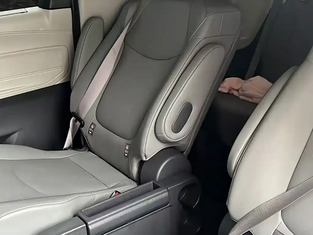 Toyota Granvia — фото 2