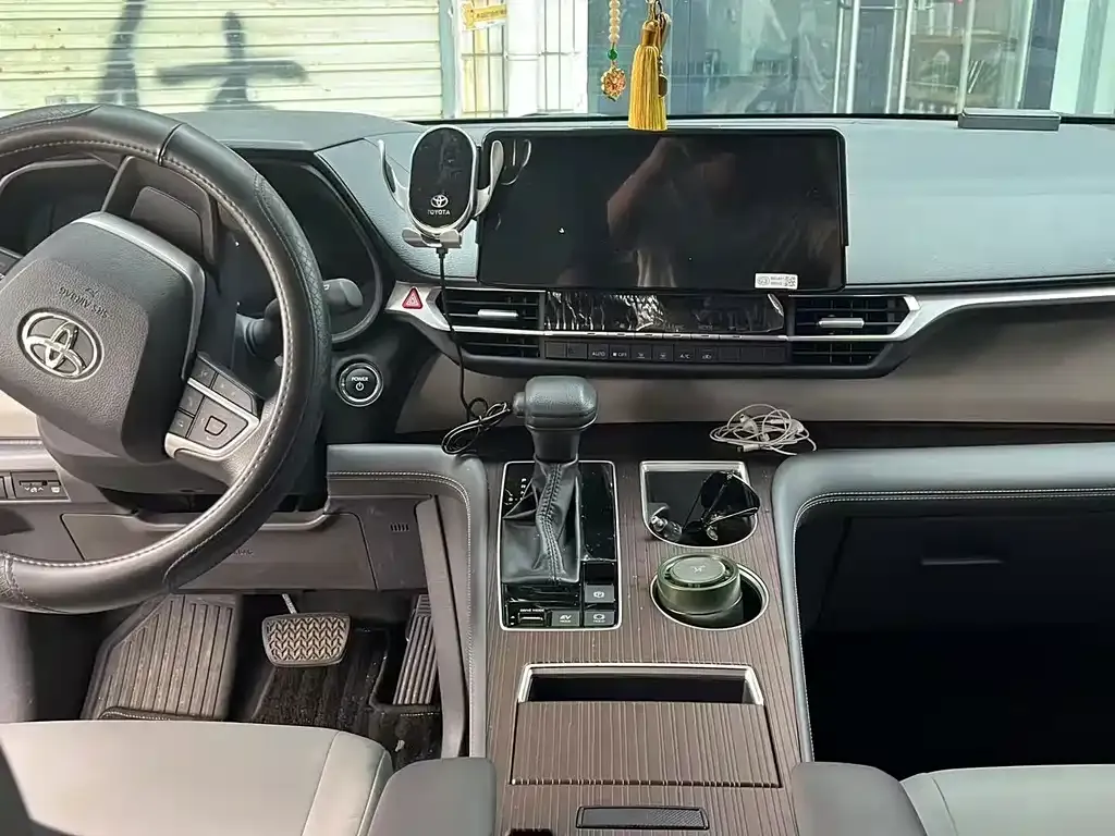 Toyota Granvia — фото 6