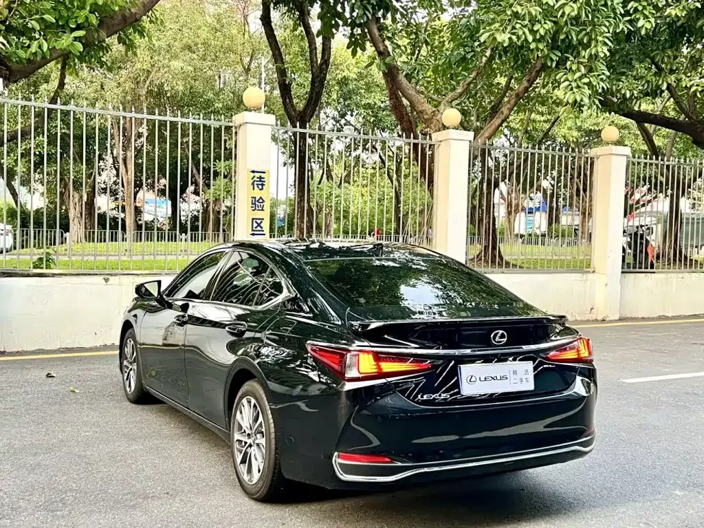 Lexus ES — фото 10