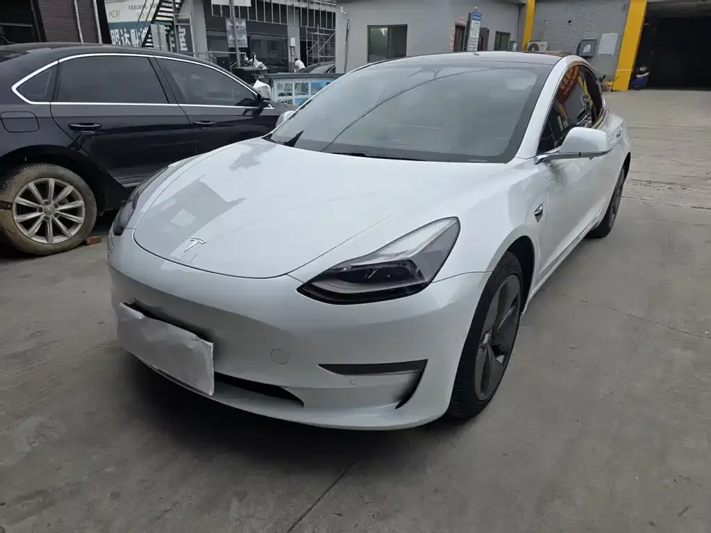 Tesla Model 3 — фото 1