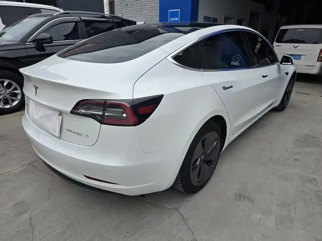 Tesla Model 3 — фото 4