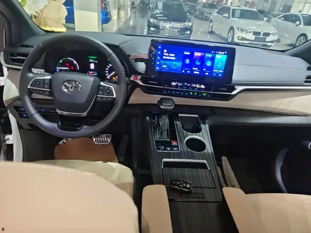 Toyota Granvia — фото 5