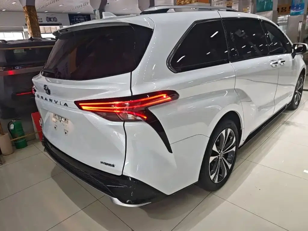 Toyota Granvia — фото 3