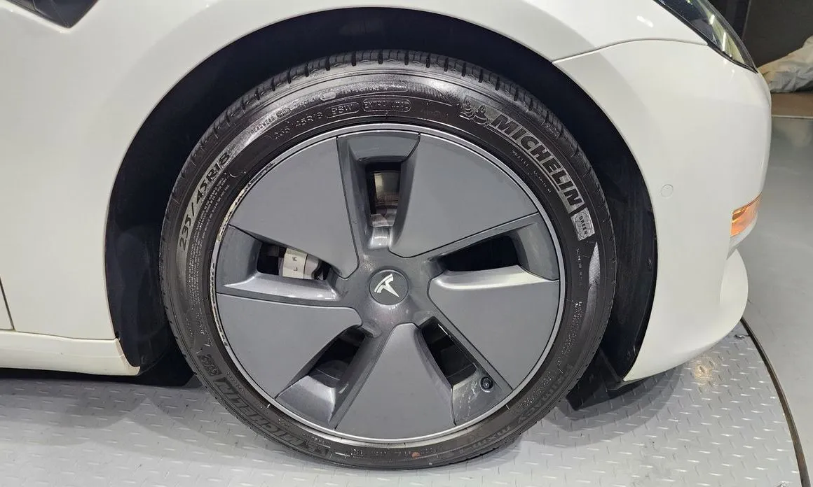 Tesla Model 3 — фото 10