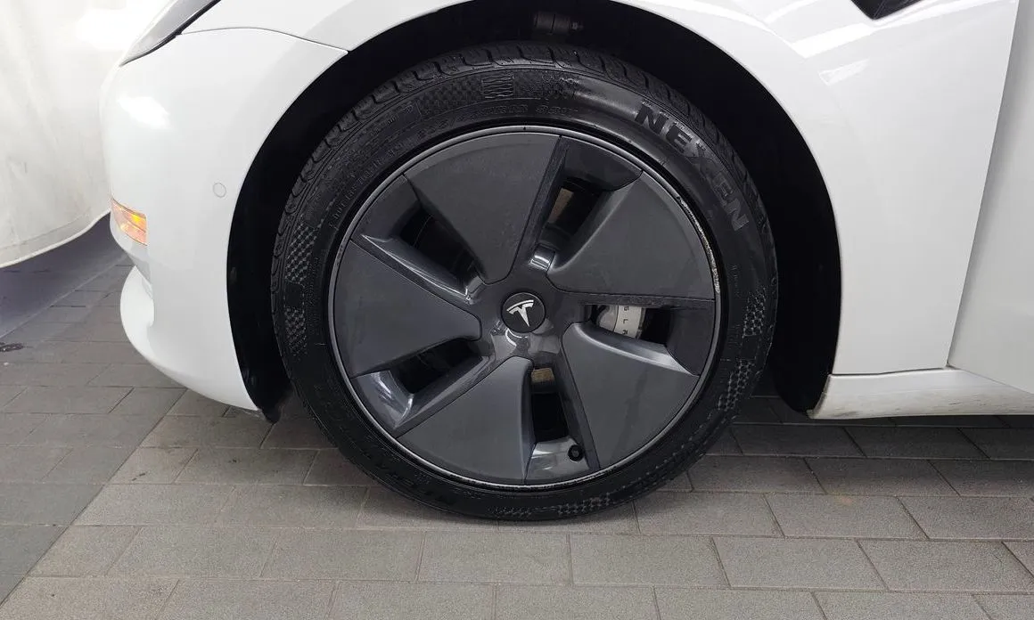 Tesla Model 3 — фото 10