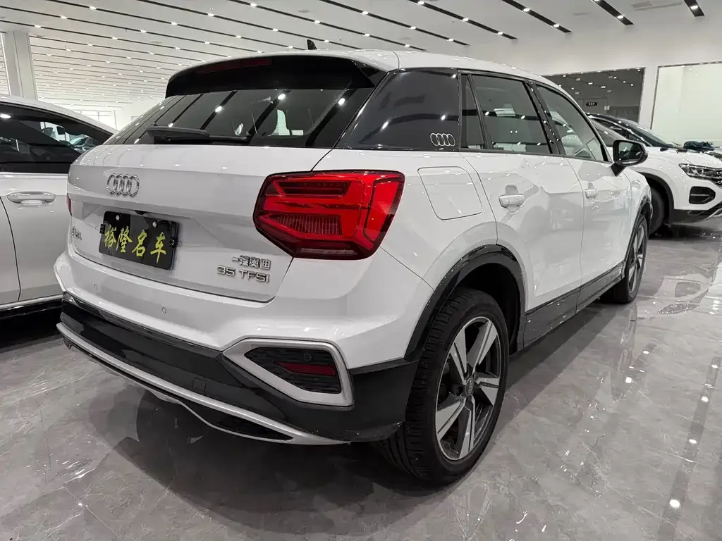 Audi Q2L — фото 4