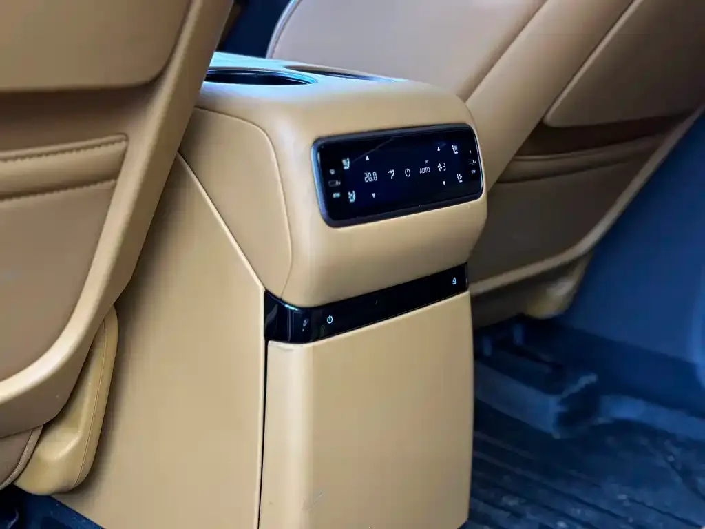 Li Auto i8 — фото 5