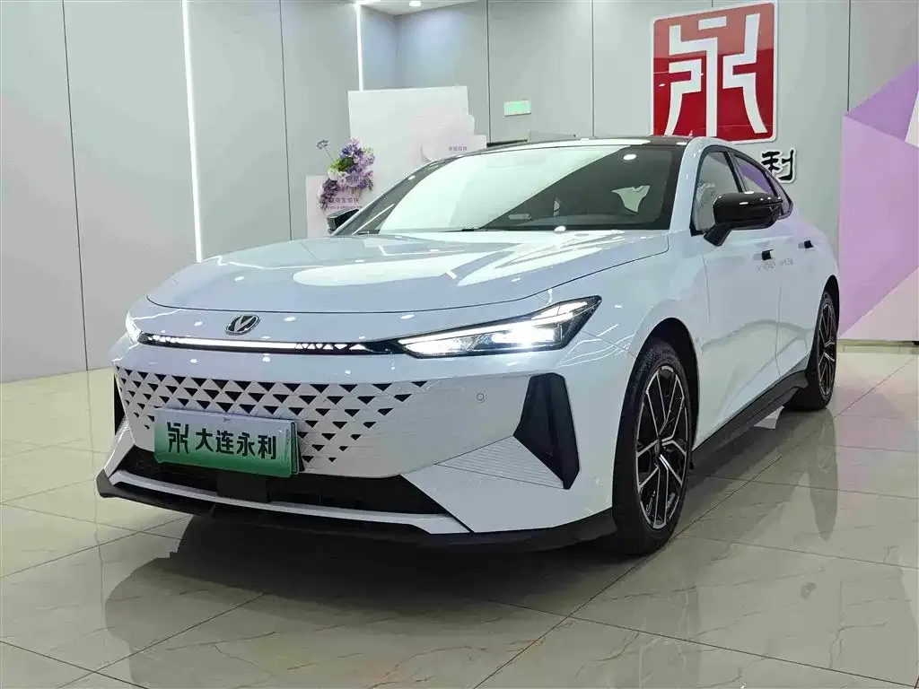 Changan UNI-V iDD — фото 1