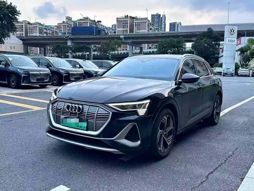 Audi e-tron — фото 1