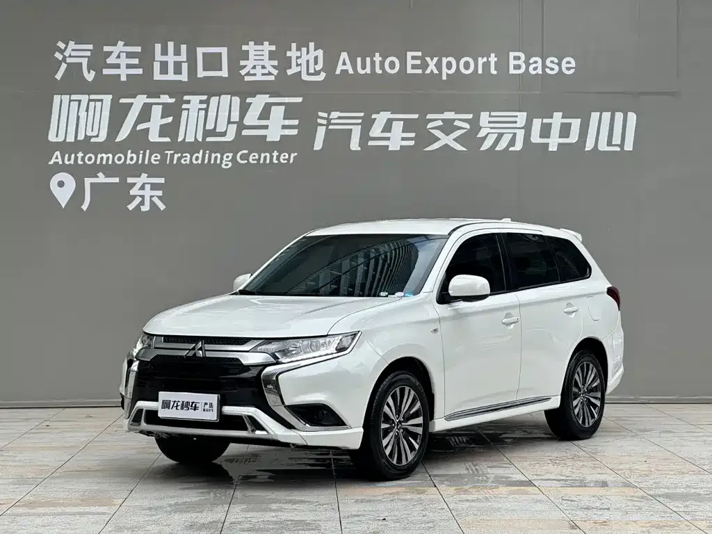 Mitsubishi Outlander — фото 1