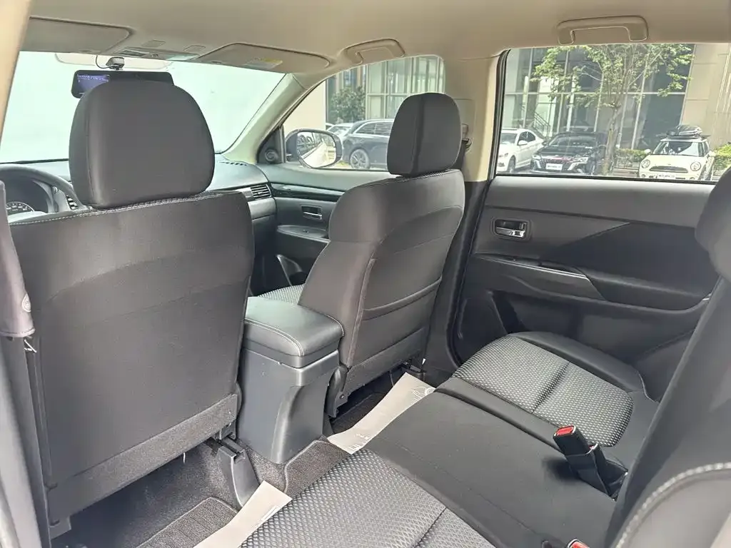 Mitsubishi Outlander — фото 2