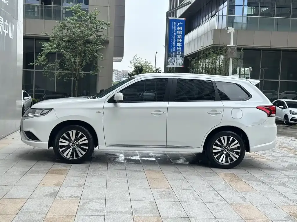 Mitsubishi Outlander — фото 6