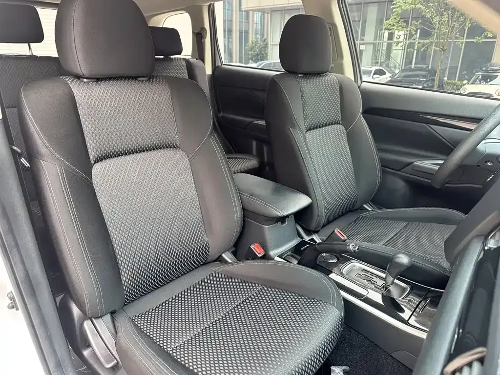 Mitsubishi Outlander — фото 7
