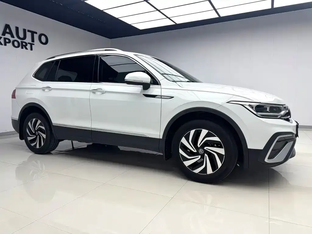 Volkswagen Tiguan L — фото 10