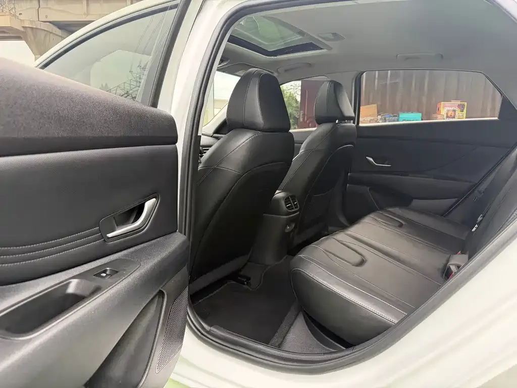 Hyundai Elantra — фото 2