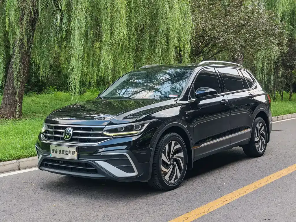 Volkswagen Tiguan L — фото 1