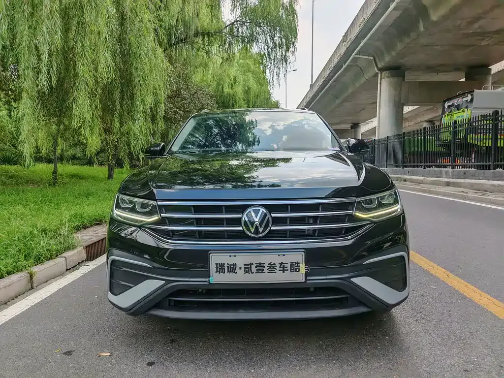 Volkswagen Tiguan L — фото 10