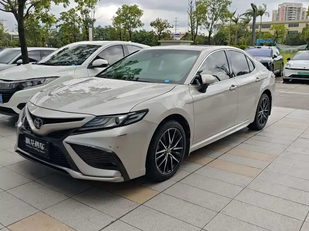 Toyota Camry — фото 1