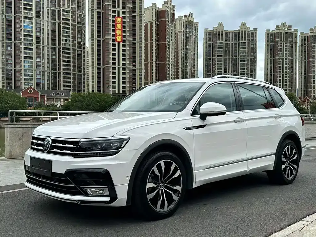 Volkswagen Tiguan L — фото 1