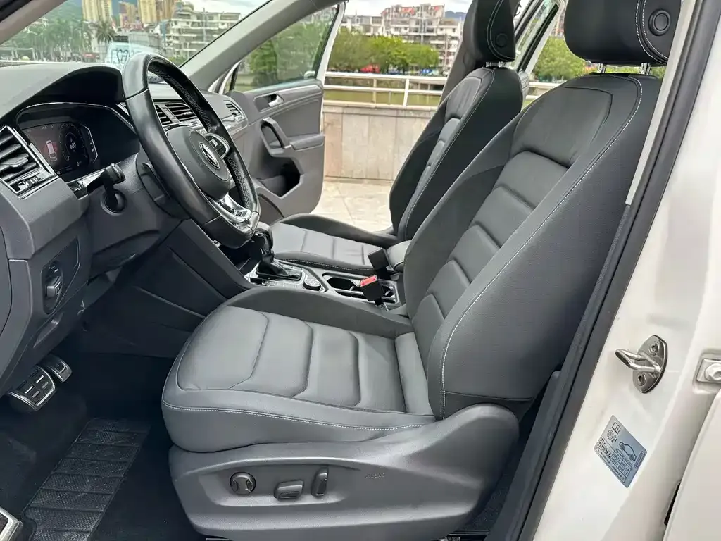 Volkswagen Tiguan L — фото 2