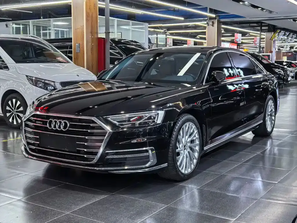 Audi A8 — фото 1