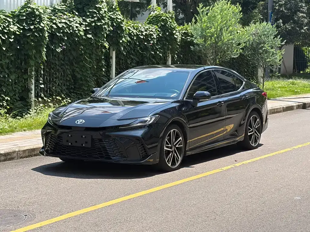 Toyota Camry — фото 1
