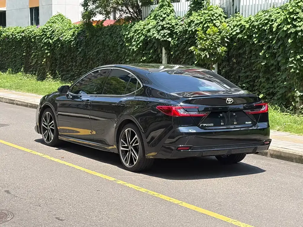 Toyota Camry — фото 10