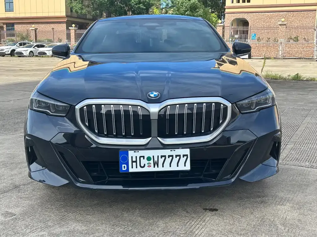 BMW 5 Series — фото 1