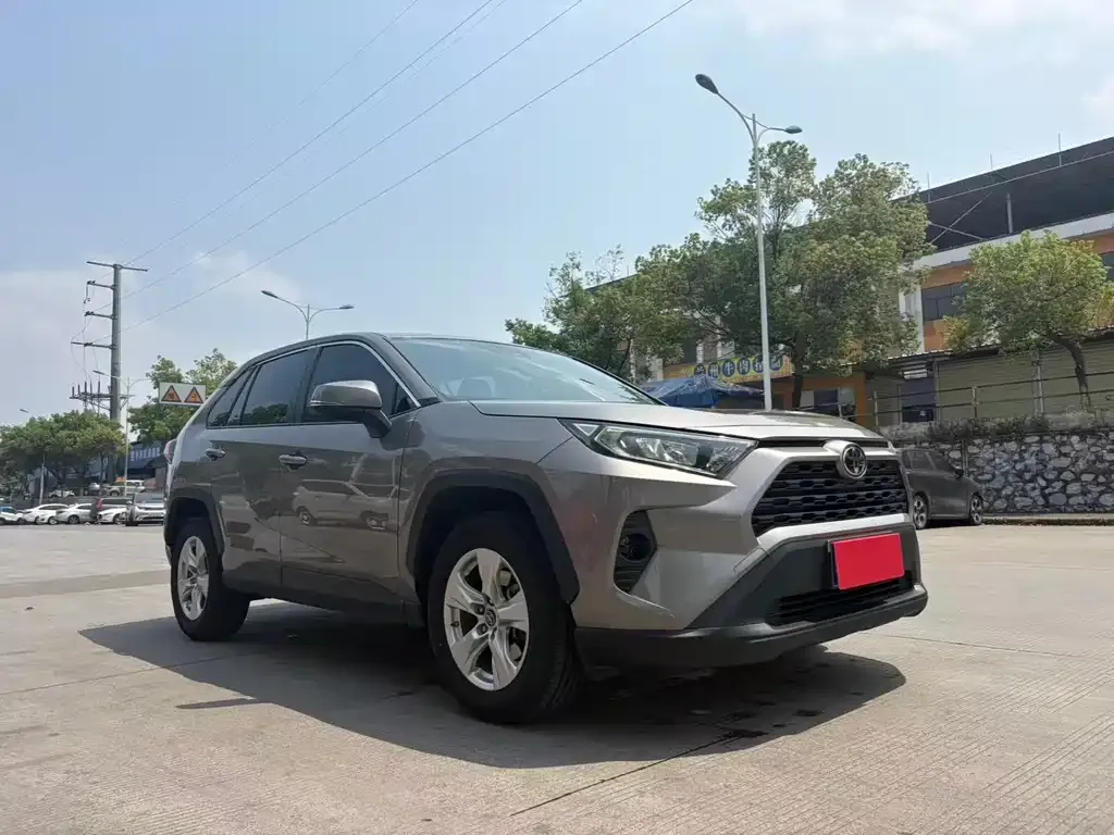 Toyota RAV4 — фото 1