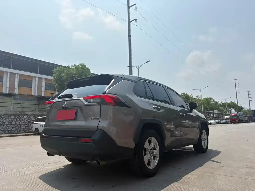 Toyota RAV4 — фото 3