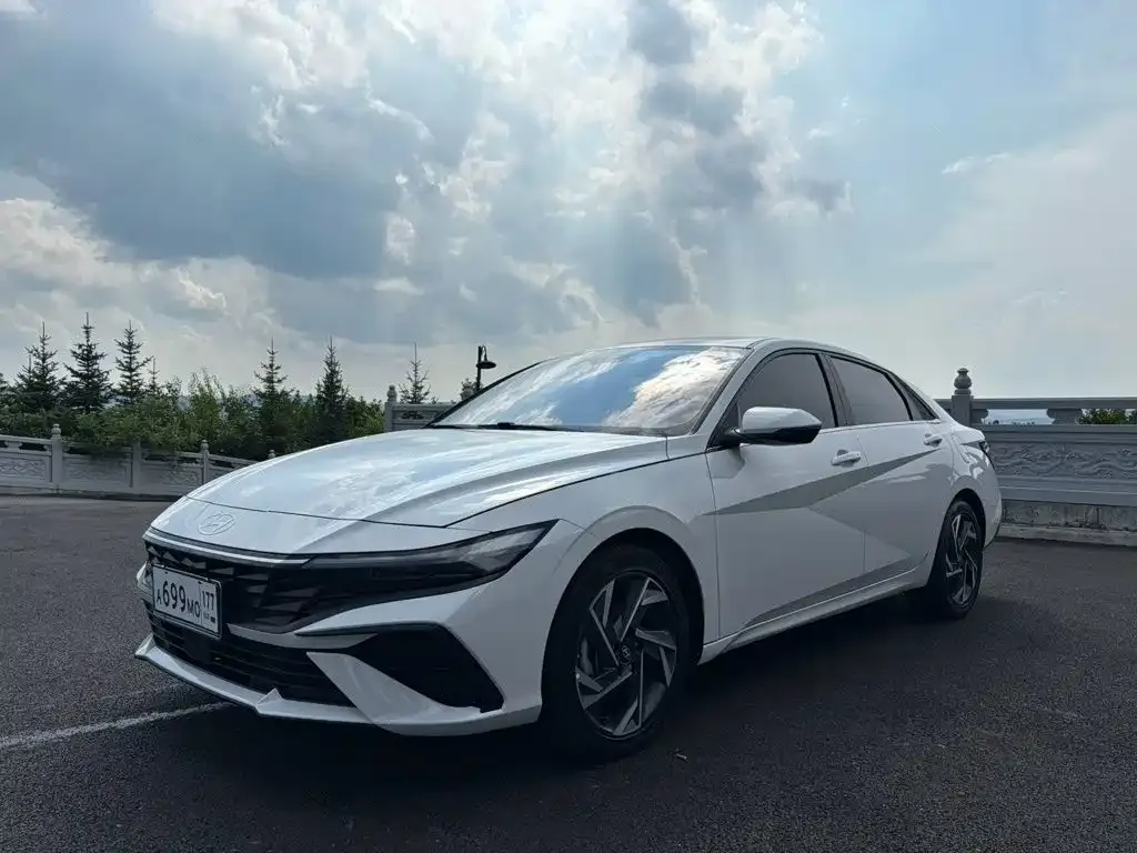 Hyundai Elantra — фото 1