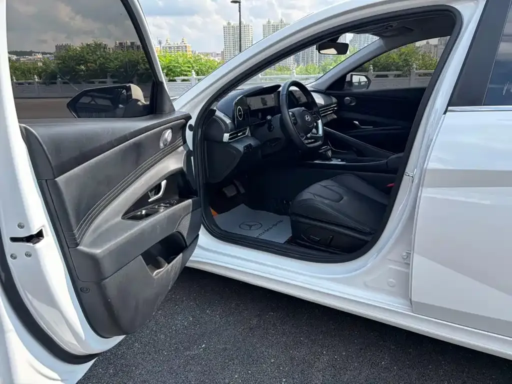Hyundai Elantra — фото 3