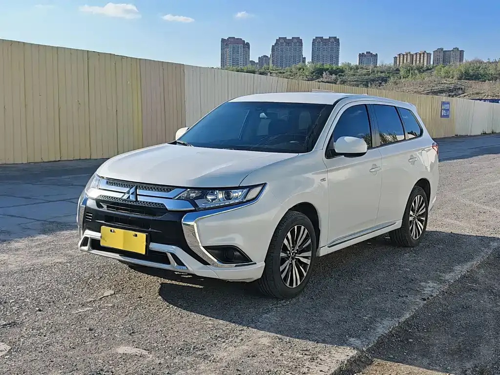 Mitsubishi Outlander — фото 1