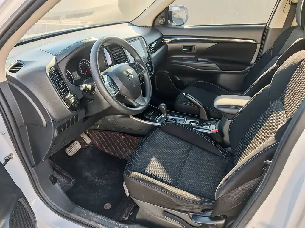 Mitsubishi Outlander — фото 2